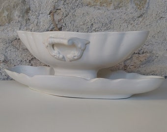 Antike französische Sauciere, eine weiße Keramiksauciere von Sarreguemines