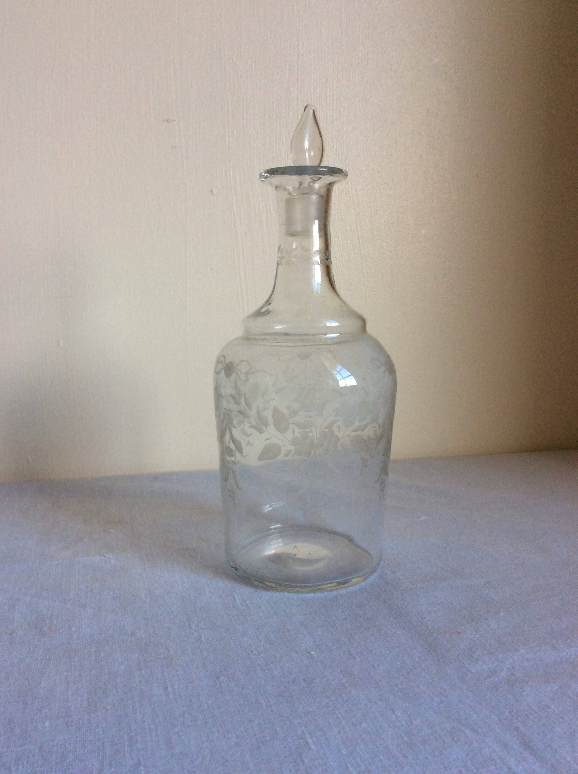 Carafe à Liqueur Antique, Une Carafe en Verre Du 19Ème Siècle Gravée La Main Français