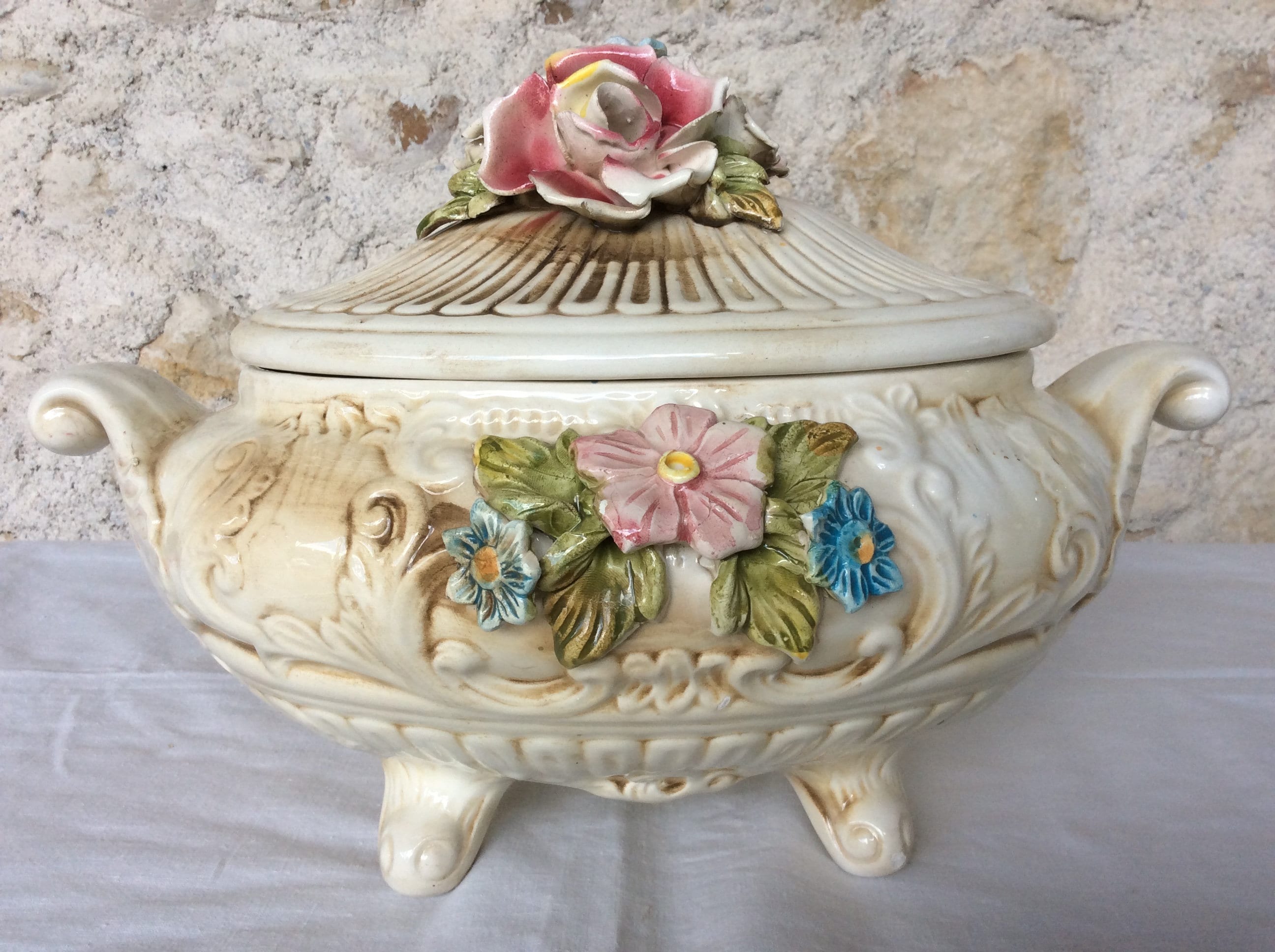 Tureen de Soupe Florale Vintage, Un Bol Service Aux Pieds Ornés