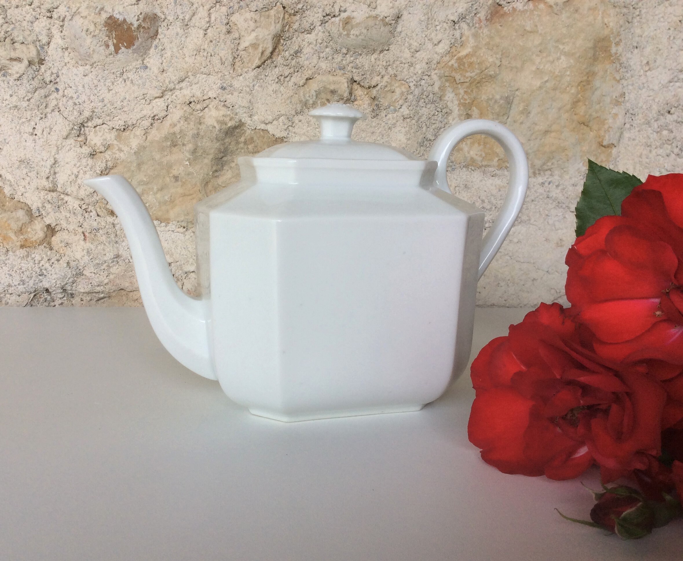 Théière Hexagonale Blanche, Un Pot en Porcelaine Vintage Français