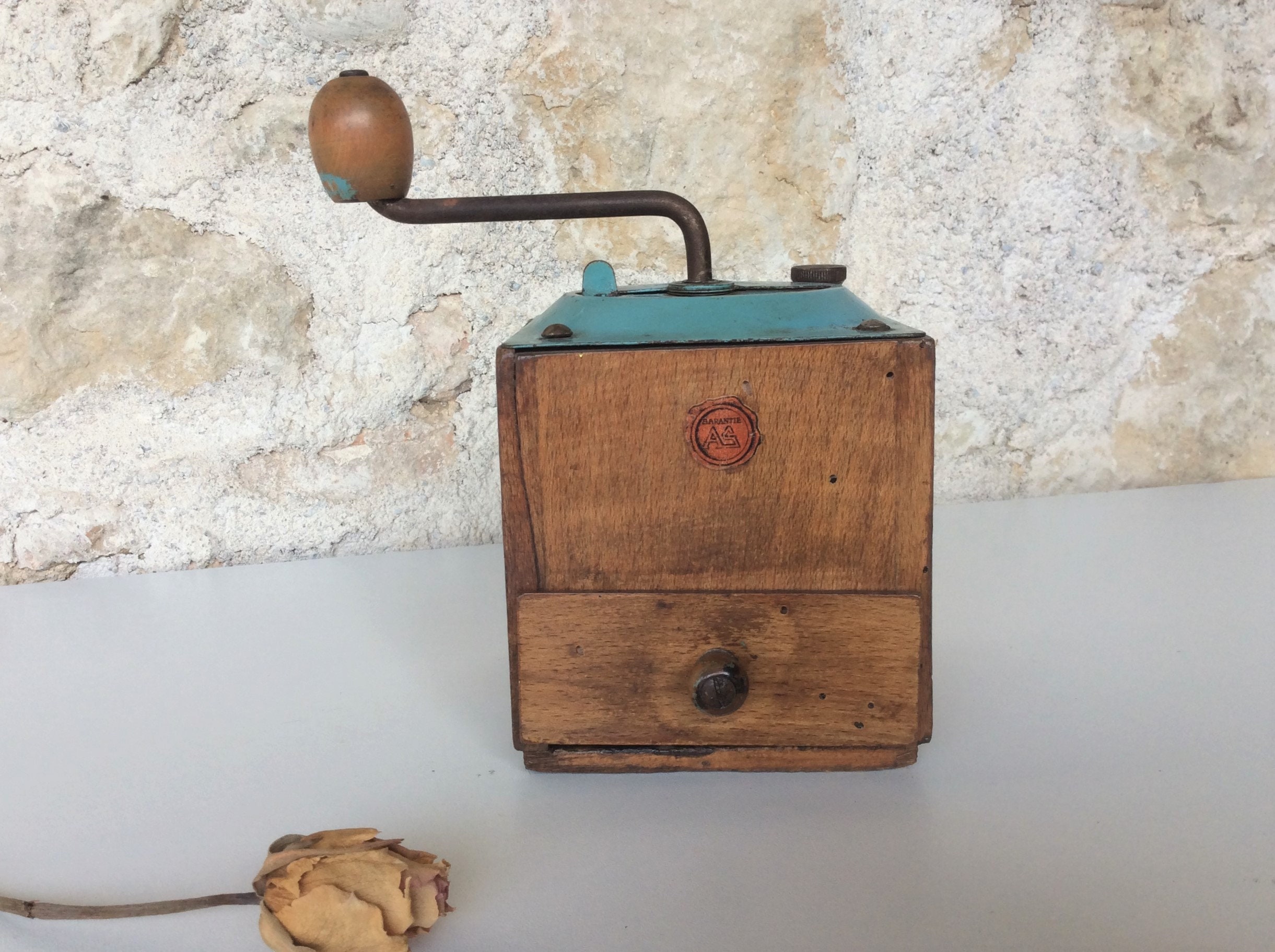 Moulin à Café Vintage Français, Un Moulin Bavure avec Plateau en Métal Bleu