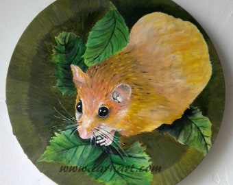 Oil painting of a mouse on a round canvas