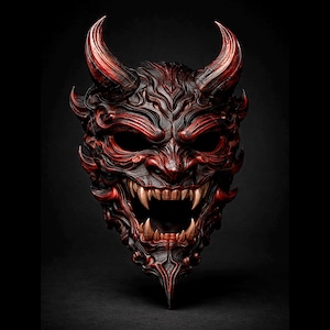 Puede incluir: Una detallada máscara Oni roja y negra con cuernos curvos y dientes afilados. La máscara presenta intrincadas tallas y una expresión amenazante, perfecta para cosplay o exhibición. La máscara es una llamativa obra de arte.