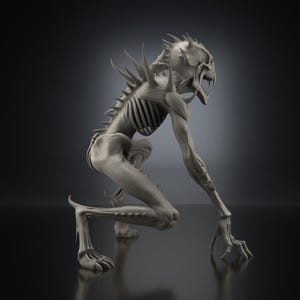 K&ouml;nnte beinhalten: Graue Skulptur einer skelettartigen Kreatur in geduckter Haltung. Die Kreatur hat scharfe Z&auml;hne, kn&ouml;cherne Stacheln und einen detaillierten Brustkorb. Ihre langen Arme und ihre Krallen sind ausgestreckt, und sie hat einen bedrohlichen Ausdruck.