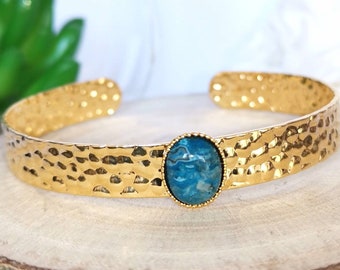 Bracelet jonc réglable doré à l'or fin avec un cabochon en pierre semi-précieuse agathe crazy blue