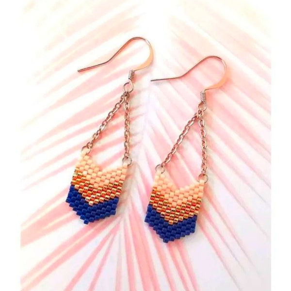 Boucles d'oreilles pendantes avec chevron tissées de perles Miyuki bleues marines, or rose et roses