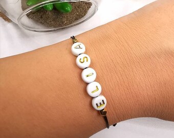 Bracelet personnalisé reglable avec prénom en lettres blanches et dorées au choix