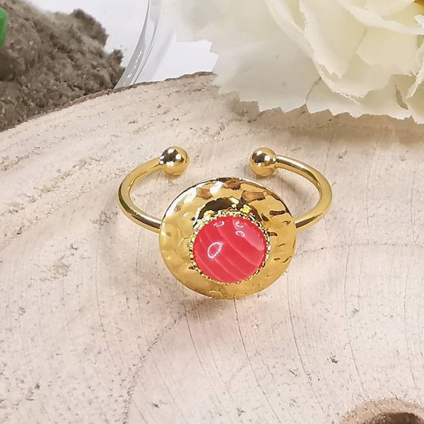 Bague réglable dorée à l'or fin avec une pierre semi-précieuse cabochon en agathe teintée rose saumon