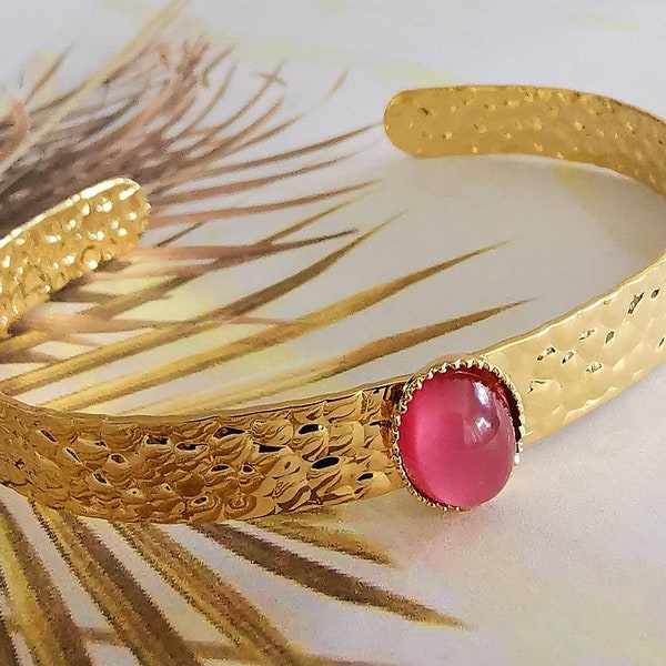 Bracelet jonc réglable doré à l'or fin avec un cabochon en pierre rose