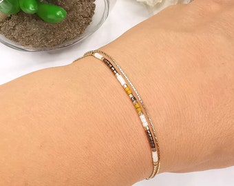 Bracelet double ultra fin minimaliste plaque or gold filled 14k et perles Miyuki jaunes, marrons et blanches nacrées