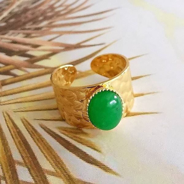 Bague réglable dorée à l'or fin avec un cabochon en agathe teintée verte