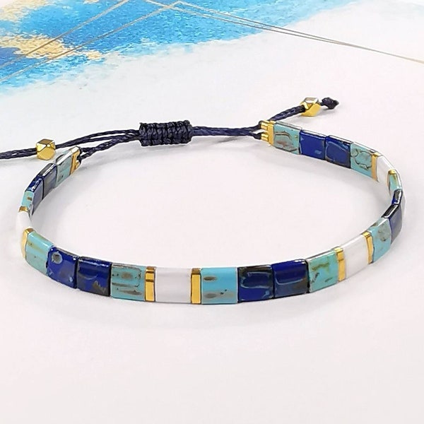 Bracelet réglable en perles carrées plates miyuki bleues marines marbrées, turquoise et plaqué or 24k.