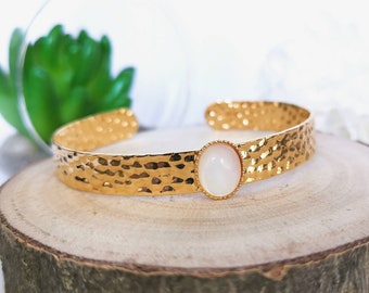 Bracelet jonc réglable doré à l'or fin avec un cabochon en nacré naturel blanc