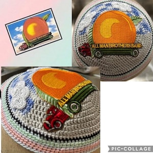Peut inclure: Une kippa crochetée avec un écusson brodé représentant un camion rouge transportant une grosse pêche orange avec une feuille verte. Le texte ALL MAN BROTHERS BAND est cousu en jaune sur le camion. Le fond montre un ciel bleu et des nuages blancs.