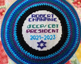 Een op maat gemaakt keppelkeppeltje met JOUW tekst, handgehaakt en kruisgestikt, volledig katoen in alle kleuren. Altijd op maat, speciaal voor jou.