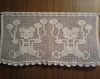 White short curtain with bears