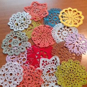 10 colorful crochet doilies image 1