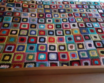 Couvre-lit en patchwork coloré, crocheté