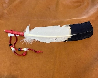 Abanico de plumas de cola de pavo hecho a mano: cuero rojo y cuentas de vidrio