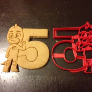 Gekko PJ Masks Cookie Cutter next to the number 5. Perfect for your kid&#39;s 5th year birthday party. Celebrate their fifth with Gekko!