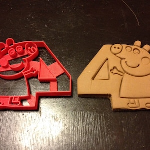 Peppa Pig Cookie Cutter mit der Zahl 4. Groß für die vierte Geburtstagsparty Ihres Kindes. Feiern Sie ihr 4-jähriges Bestehen mit benutzerdefinierten Keksen!