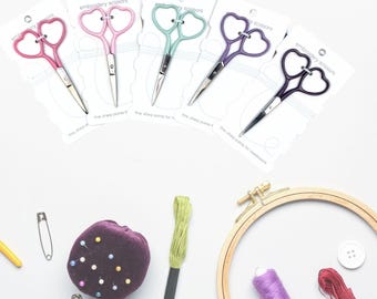 Tesoura de Bordado em Formato de Coração para Artesanato. Presente Ideal para Amigas Bordadeiras e para o Dia das Mães.