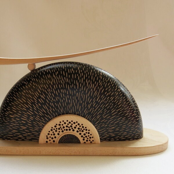 Contemporary sculpture in wood and pyrogravee - Contemporary turned sculpture with pyrography