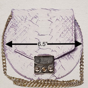 Pu&ograve; includere: Una borsa a catena di colore lilla chiaro con una tracolla a catena dorata. La borsa &egrave; larga 16,5 cm e ha una finitura in pelle testurizzata e screpolata. La borsa ha una chiusura a lembo con una fibbia dorata e una tasca in pelle nera con dettagli dorati.