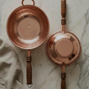 Puede incluir: Un juego de tres tazas de cerámica con acabado mate moteado. Las tazas son de color crema, gris claro y gris oscuro. Cada taza tiene un diseño simple y minimalista.