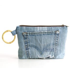 Pochette en jean recyclée Levi's avec anneau en bambou, trousse à maquillage, trousse à crayons - Fait main et unique en son genre