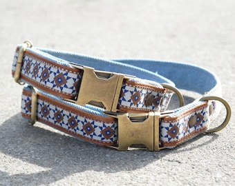 Halsband voor hond gemaakt van gerecyclede jeans en een klassiek bruin blauw bloem patroon.