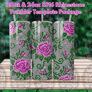 Op de afbeelding: Drie cilindrische bekers met een herhalend patroon van roze rozen en groene bladeren op een grijze honingraatachtergrond. De tekst 20oz & 24oz SS16 Rhinestone Tumbler Template Package staat bovenaan de afbeelding.