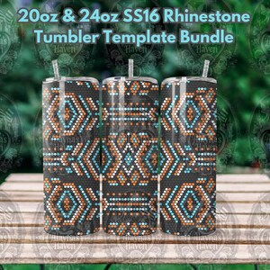 Pode incluir: Três copos cilíndricos com um padrão geométrico de pequenos pontos laranja, azul-claros e brancos sobre um fundo cinzento-escuro. O texto 20oz & 24oz SS16 Rhinestone Tumbler Template Bundle é exibido no topo da imagem.