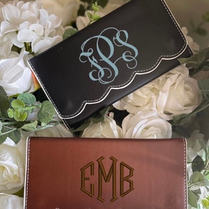 Cartera festoneada con monograma / Cartera de cuero vegano para mujer / Cartera de tres pliegues personalizada / Regalo con monograma para ella / Regalo para el Día de la Madre