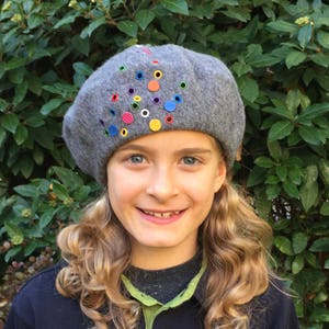 Béret pour femme ~ Paillettes argentées avec pompons gris ~ Taille unique ~ Dusty