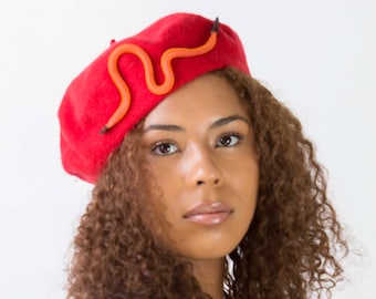 Basco rosso, basco francese unico in lana, basco morbido scarlatto, autunno, inverno donna, cappello da ragazza, rifiniture arancioni, basco rosso con dettagli arancioni, basco moderno