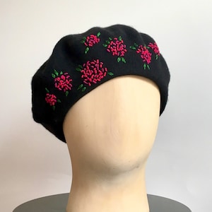 Zwarte baret, unieke handgeborduurde baret, zwarte Franse wolrijke baret, bordeauxrode bloemen, wijnrode bloemen, handgestikte baret, kerstcadeau