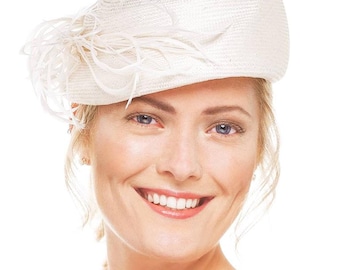 Ivory bridal fascinator,wedding hat,40's style vintage percher hat.feathers trim.