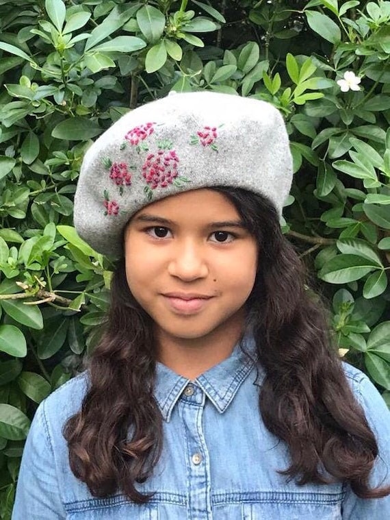 Belle Femme En Grand Chapeau Tricoté Blanc À L'intérieur S'asseoir