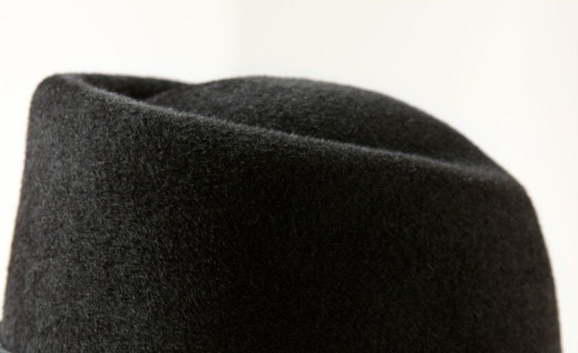 Zwart-grijze vilten pet wol vilten hoed straatstijl. Accessoires Hoeden & petten Wintermutsen militaire stijl vrouwen zwarte pet met piek kepi 