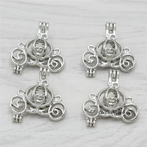 Puede incluir: Cuatro encantos de metal plateados en forma de carruaje de Cenicienta. Cada encanto tiene un diseño delicado y calado y está diseñado para contener una perla u otra pequeña cuenta.