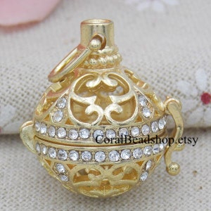 2pcs Openable Gold Color Filigree Crystal Flower Cage Locket Pendant Aromatherapy Charms for Scented Diffuser Necklace DIY Jewelry Making