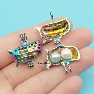 Puede incluir: Tres colgantes iridiscentes en forma de EE. UU. Un colgante presenta un diseño de bandera, mientras que los otros contienen perlas. Los colgantes tienen un lazo para sujetarlos a un collar o pulsera. Los colgantes son de metal.