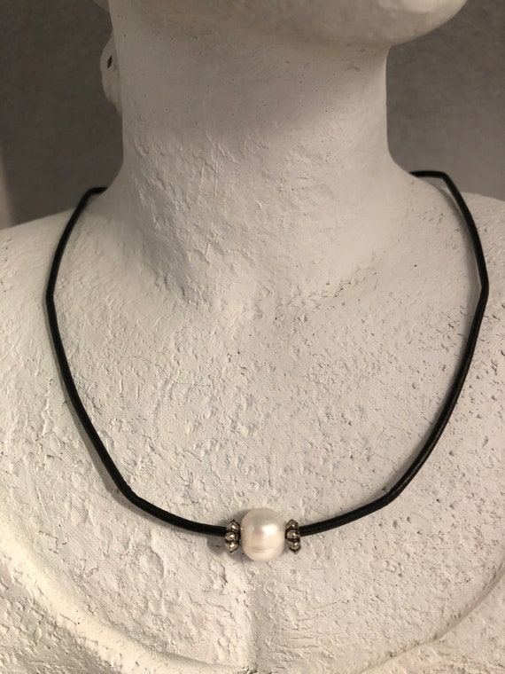 Black string white pearl necklace outlet