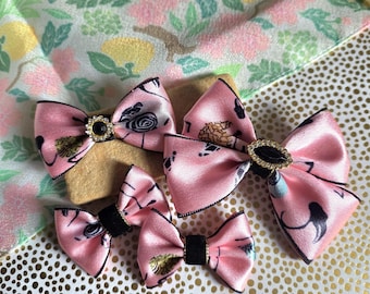 Lazo para el pelo o el collar del perro (cinta de satén rosa estampada de lujo)