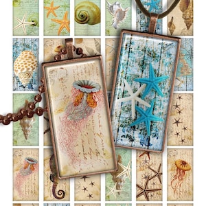 Peut inclure: Deux colliers pendentifs rectangulaires sur le thème de la vie marine. Un pendentif présente une illustration de méduse, l'autre des étoiles de mer bleues et blanches sur un fond bleu imitation bois. Le fond comprend des étoiles de mer, des coquillages et le texte "KristieArt".