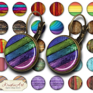 Puede incluir: Un par de pendientes con un diseño de veta de madera colorida. Los pendientes están hechos de metal y tienen un cierre de gancho. El diseño de veta de madera está en tonos de verde, azul, morado y rosa.