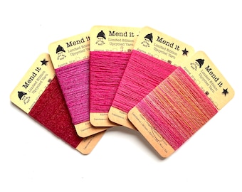Könnte beinhalten: Fünf Spulen mit farbigem recyceltem Garn mit der Aufschrift "Mend it" und dem Text "Limited Edition Upcycled Yarn" sowie der Faserzusammensetzung "Alpaca | Lambswool | Mohair | Nylon | Silk".