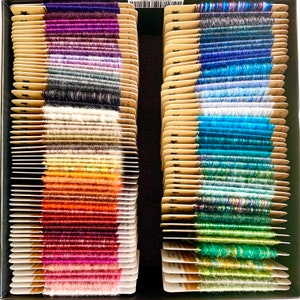 Wollflicken, 100 Farben, Regenbogen, neu gemacht, upcycled, handgefärbt, verschiedene Farben und Fasern, wiederverwendet, Zero Waste, sichtbares Flicken