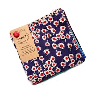 Peut inclure: Un lot de 20 chutes de tissu recyclé, chacune mesurant 15 cm x 15 cm, avec un motif floral sur fond violet. Les chutes de tissu sont regroupées avec une étiquette en papier brun qui indique "Patch It" et comprend l'adresse du site Web www.etsy.com/shop/notherha.com et le nom du profil sur les réseaux sociaux @notherha.